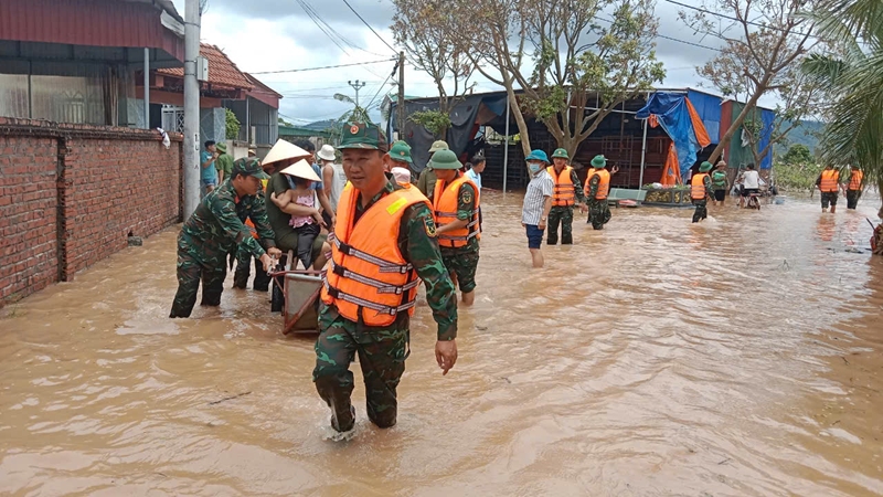 Tiếp tục di dời dân khu vực nguy hiểm đến nơi an toàn tránh lũ